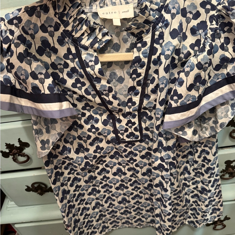 entro Navy and White Floral Print Short Sleeve Blouse